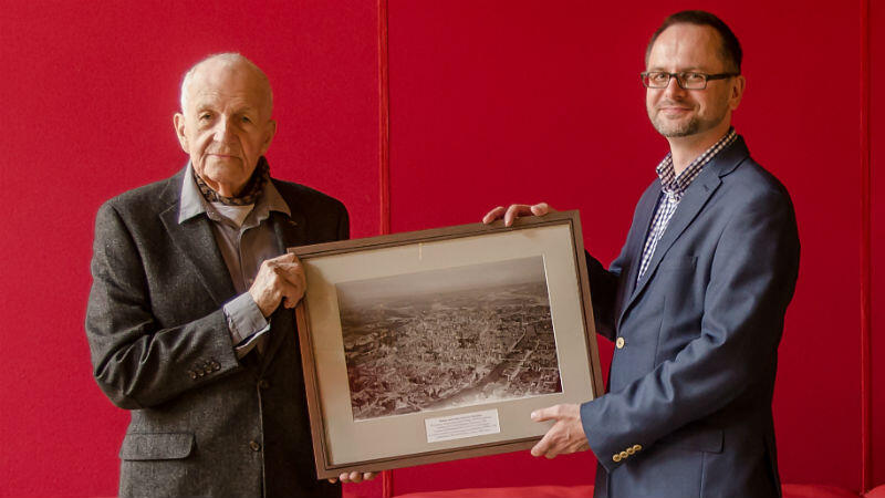 Jerzy Główczewski oraz dr Janusz Dargacz z historycznym zdjęciem Gdańska