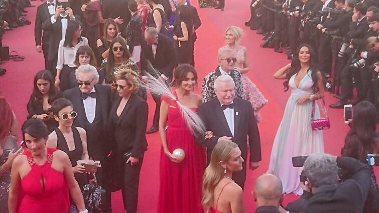 Były prezydent RP w Cannes na czerwonym dywanie w towarzystwie Dominiki Kulczyk przed premierą 'The Meyerowitz Stories'