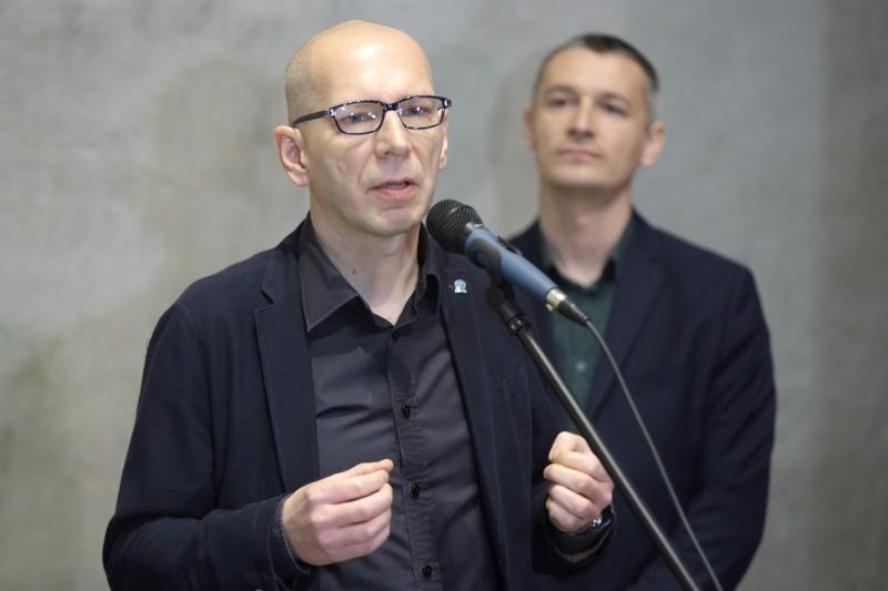 Rafał Kostrzyński przemawia podczas konferencji prasowej rozpoczynającej kampanię Gdańsk Dla Ofiar Wojny
