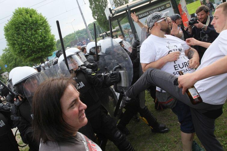 Po Marszu Równości w 2015 roku: kontramnifestanci, niektórzy z piwkiem w ręku, atakują policję przy przystanku Brama Oliwska. Pierwsza z lewej radna PiS Anna Kołakowska