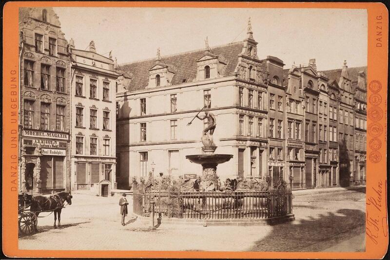 1881 rok, Fontanna Neptuna, w tle fasady dwóch kamienic przy Długim Targu i ośmiu kamienic południowej pierzei ul. Długiej 