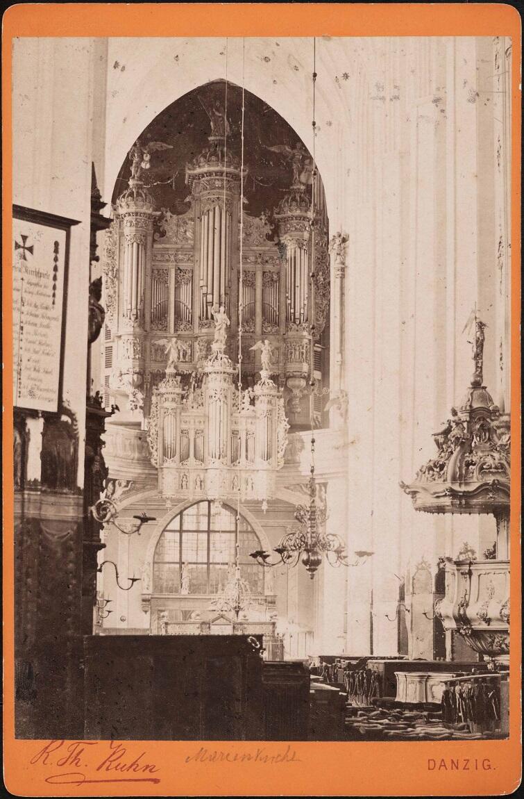 Wnętrze Bazyliki Mariackiej - widok na organy i ambonę XIX w.
