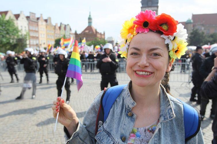 Jedna z uczestniczek zeszłorocznego Marszu Równości na Targu Węglowym w Gdańsku