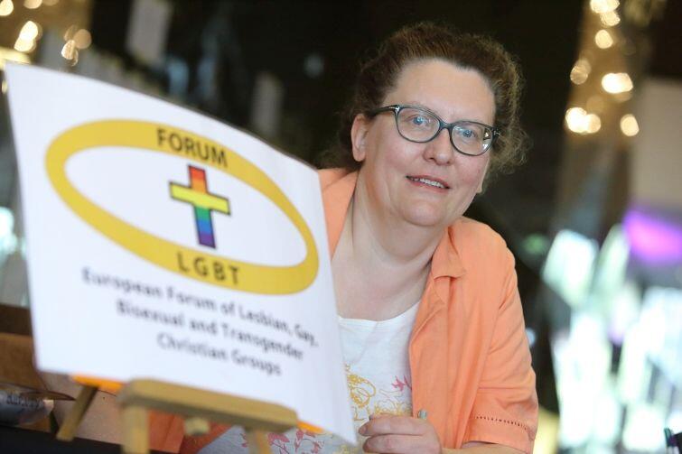 Irene Schwyn, pastorka ze Szwajcarii przy tęczowym krzyżu, symbolu homoseksualnych chrześcijan w Europie