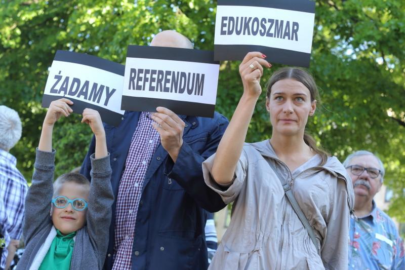 Uczestnicy protestu domagali się referendum w sprawie reformy