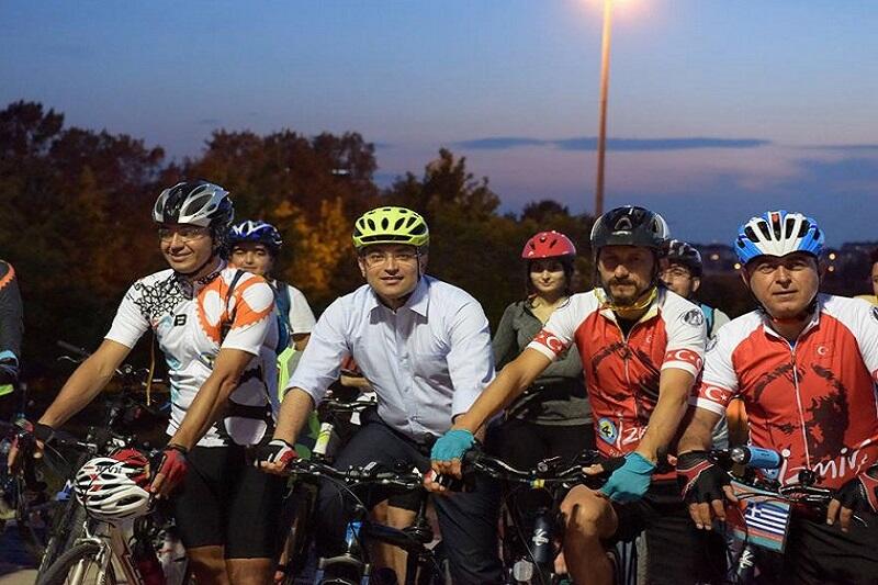Izmirscy rowerzyści przesyłają pozdrowienia z nocnego przejazdu