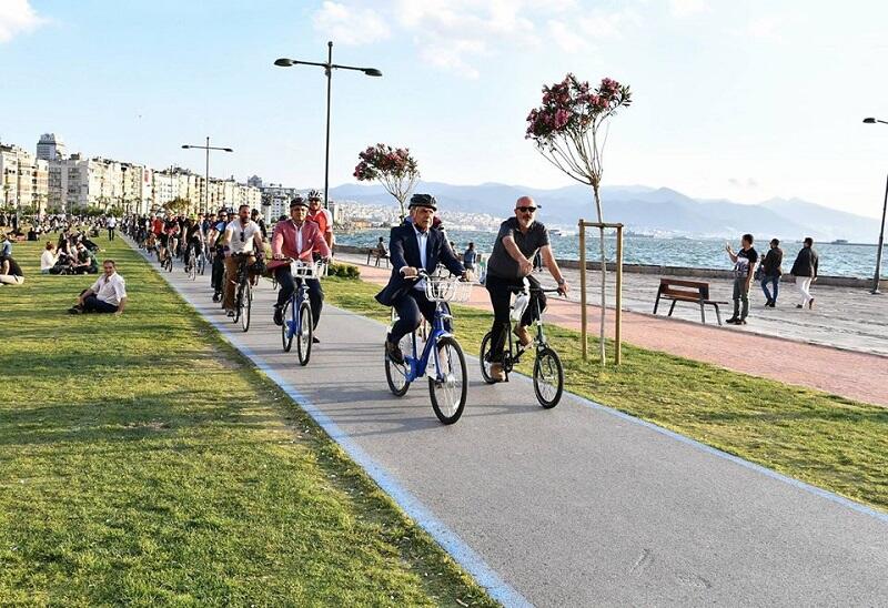 Prezydent Izmiru Aziz Kocaoglu na czele peletonu ECC, jadą drogą rowerową wzdłuż zatoki