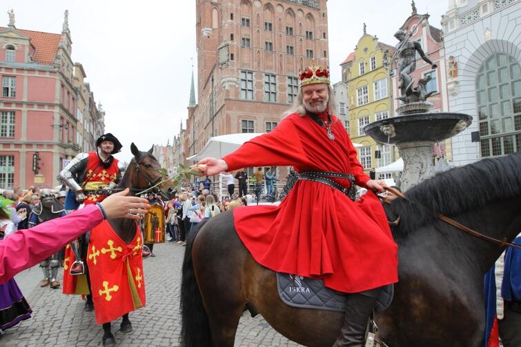 Król Kazimierz Jagiellończyk jak zwykle entuzjastycznie witany przez gdańszczan. Również w naszych czasach - tak było podczas ubiegłorocznych obchodów Święta Miasta