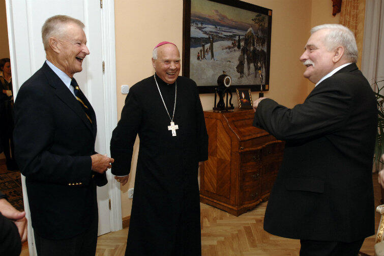 Prof. Brzeziński z arcybiskupem Tadeuszem Gocłowskim i Lechem Wałęsą. Spotkanie w kurii Archidiecezji Gdańskiej w Oliwie, 30 września 2007 r.