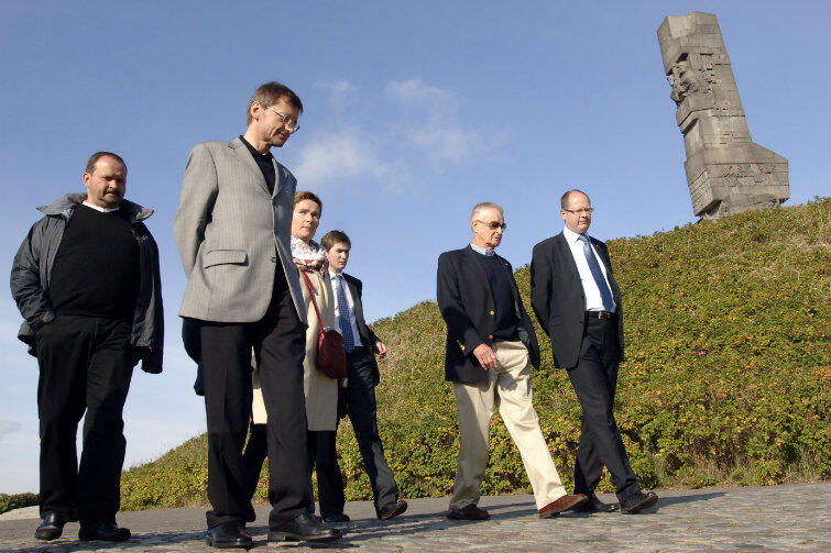 Spacer na Westerplatte w 2007 r. Od prawej: prezydent Gdańska Paweł Adamowicz i prof. Zbigniew Brzeziński. Od lewej: ks. Krzysztof Niedałtowski i Jerzy Koźmiński, były ambasador RP w Waszyngtonie