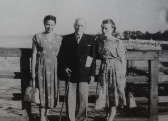 Joanna Muszkowska (z prawej) z ojcem i przyjaciółką z Ravensbrück Haliną Kamińską, Sopot 1952
