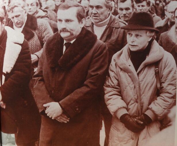 Joanna Penson z Lechem Wałęsą na pogrzebie Lecha Bądkowskiego, luty 1984
