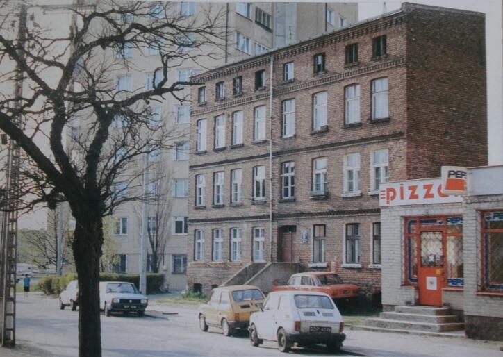 Robotnicza kamienica z początku XX wieku stojąca na końcu ulicy Lelewela, kilkanaście metrów dalej jest plac Komorowskiego; 1999