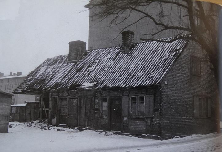 Ulica Lelewela 16, budynek dawnej kuźni z końca XVIII wieku, stan przed rozbiórką w 1964 roku