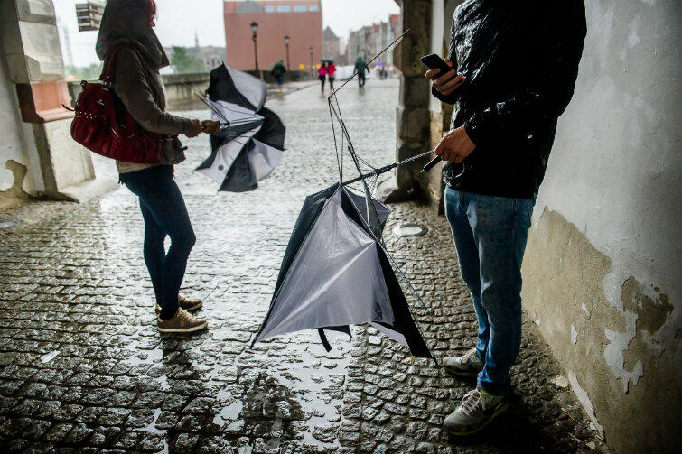 Podczas burzy w Gdańsku, w lipcu ub. roku. Niektórzy przechodnie znaleźli schronienie w Zielonej Bramie. Wiatr był tak silny, że połamał parasole