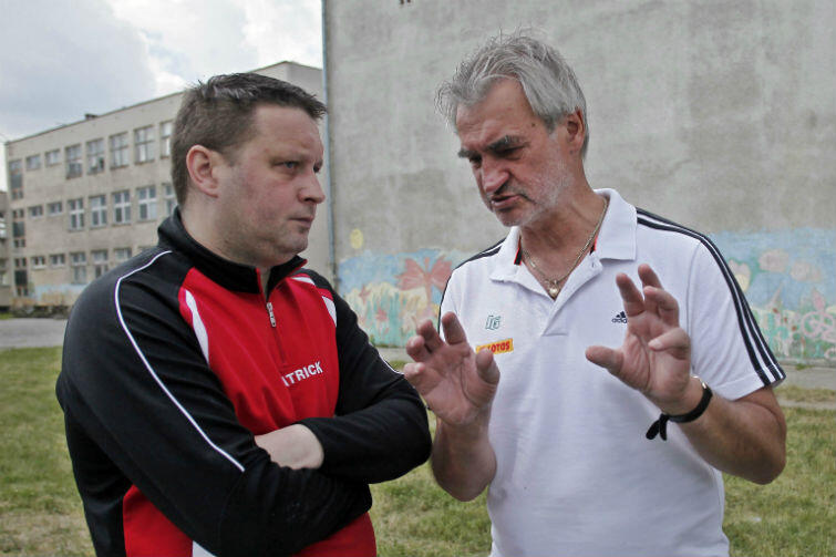 2013 rok, Józef Gładysz (z prawej) w rozmowie z Grzegorzem Królem, byłym piłkarzem Lechii