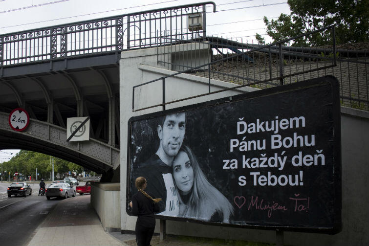 Dusan Kuciak z żoną - na gdańskim bilbordzie