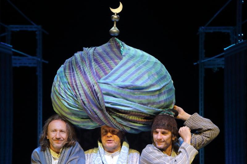 Imponujący barwny turban tytułowego mistrza Mansura zachwyci publiczność, podobnie jak scenografia przygotowana przez Katarzynę Zawistowską