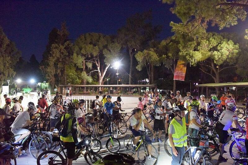 Izmirska ekipa nocnych rowerzystów w drodze po kolejne kilometry