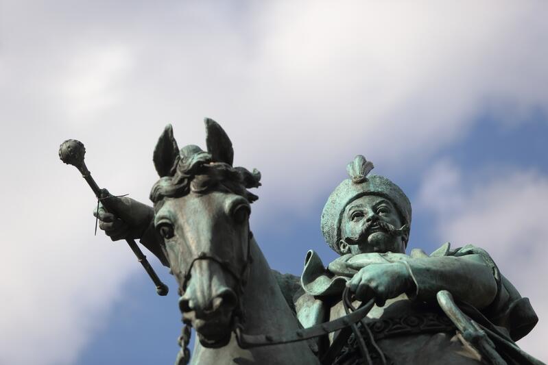 Pomnik Jana III Sobieskiego na Targu Drzewnym - kto by pomyślał, że pogromca Turków spod Wiednia zagrzewać będzie gdańszczan do jeżdżenia na rowerach...