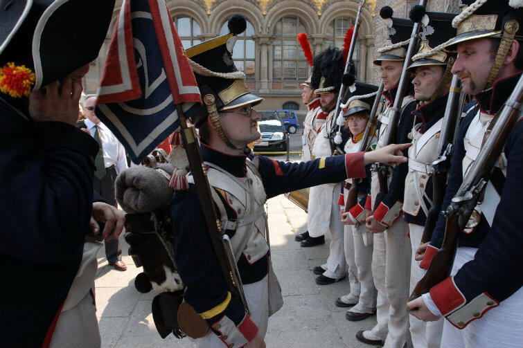 Napoleońscy żołnierze ustawiają się w szyku przy Bramie Wyżynnej. Inscenizacja w 2007 r.