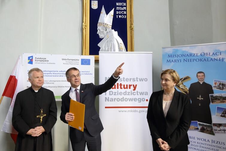 O przyznaniu dotacji unijnej na prace remontowe poinformował oficjalnie wiceminister Jarosław Sellin ( po środku). Na zdjęciu (z prawej) europosłanka Anna Fotyga oraz ojciec Sławomir Dworek