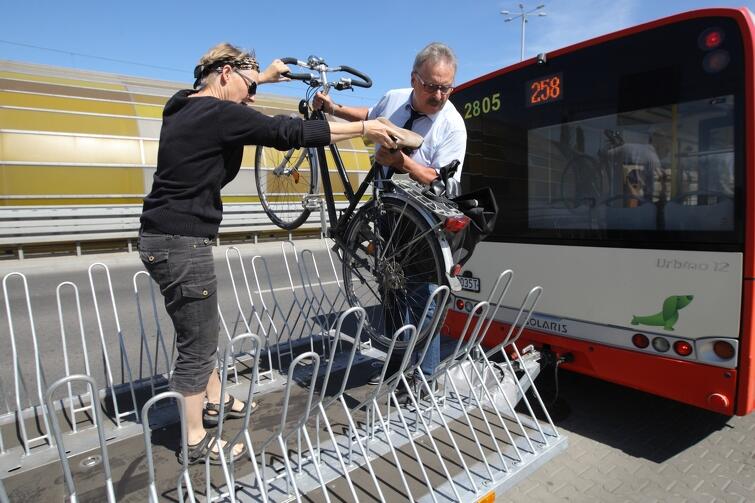 Podczas umieszczania roweru na przyczepie pomaga kierowca autobusu