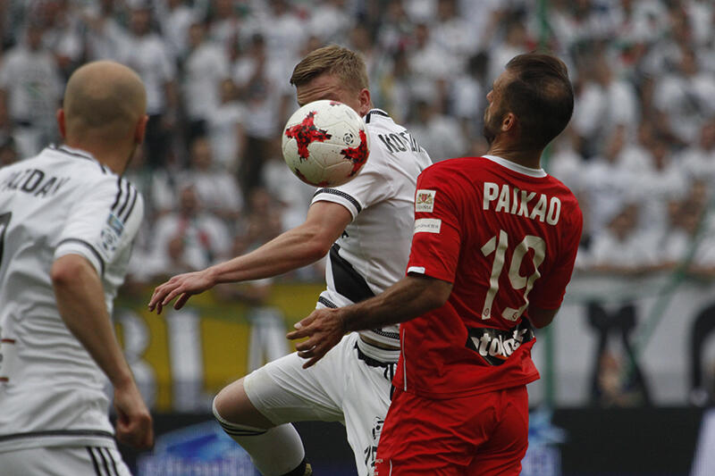 Marco Paixao walczy o piłkę