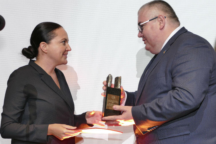 Zastępca prezydenta Gdańska Piotr Kowalczuk wręcza nagrodę główną za film 'Komunia'.  W imieniu reżyserki nagrodę odbiera montażystka Agnieszka Glińska