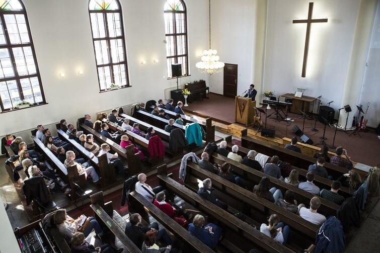 W Kościele Zielonoświątkowym posłuchamy współczesnej chrześcijańskiej muzyki „na żywo”   