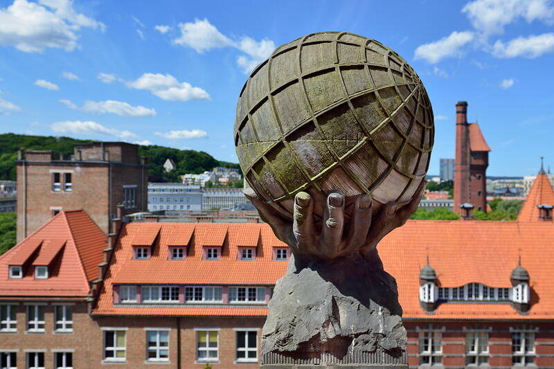Jedna z dwóch kul ziemskich zdobiących szczyty elewacji gmachu głównego Politechniki Gdańskiej (tutaj nad sz. zachodnim)