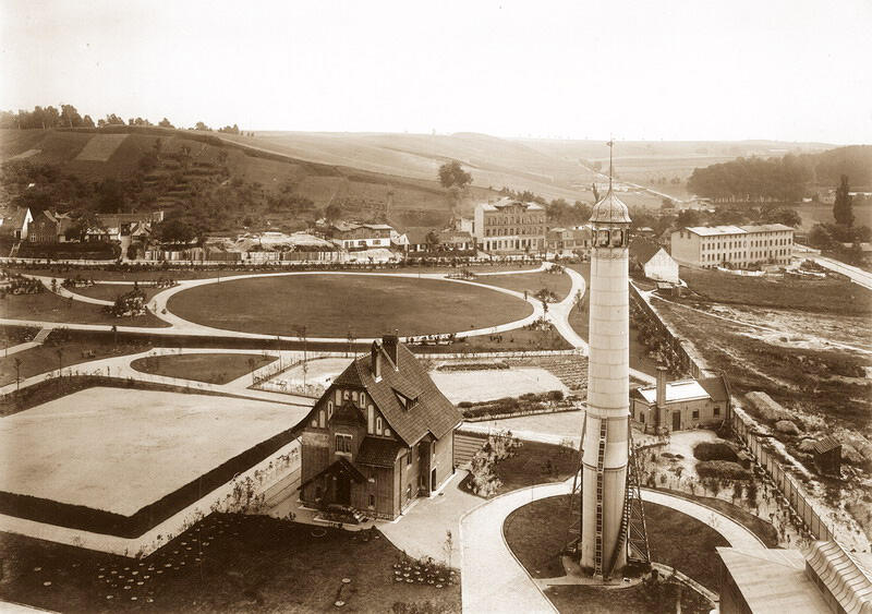 Chłodnia kominowa oraz dom mieszkalny głównego mechanika oraz palacza i szklarnia widziana z wieży ciśnień, 1904 r.