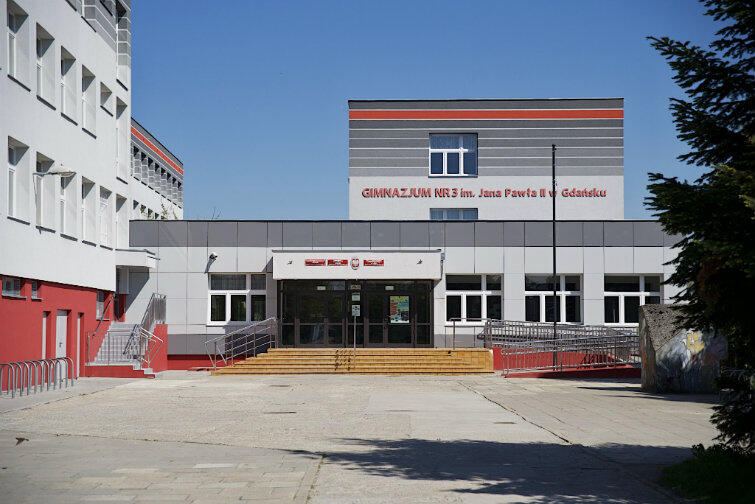 Wejście do Gimnazjum nr 3 na Chełmie, które jest częścią ZSO nr 7. Do pobicia doszło poza terenem szkoły, w miejscu niewidocznym z okien budynku