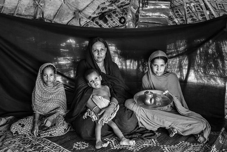 Zdjęcie z wystawy Najważniejsza Rzecz: matka z dziećmi - należą do prześladowanego afrykańskiego plemienia Tuaregów. Najważniejszy jest dla nich imbryk do parzenia herbaty, od której zaczynają każdy dzień 