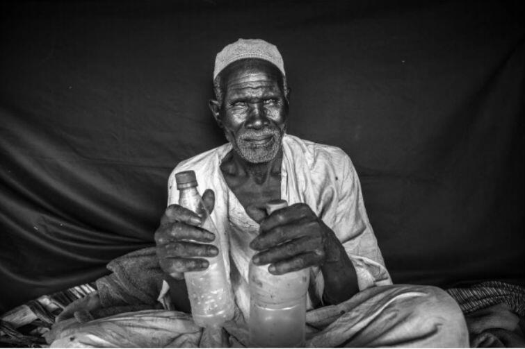 85-letni Torjam Alamin uciekał przed wojną, trafił do obozu dla uchodźców w Jamam w południowym Sudanie. Zabrał z sobą skarb - plastikowe butelki z wodą pitną