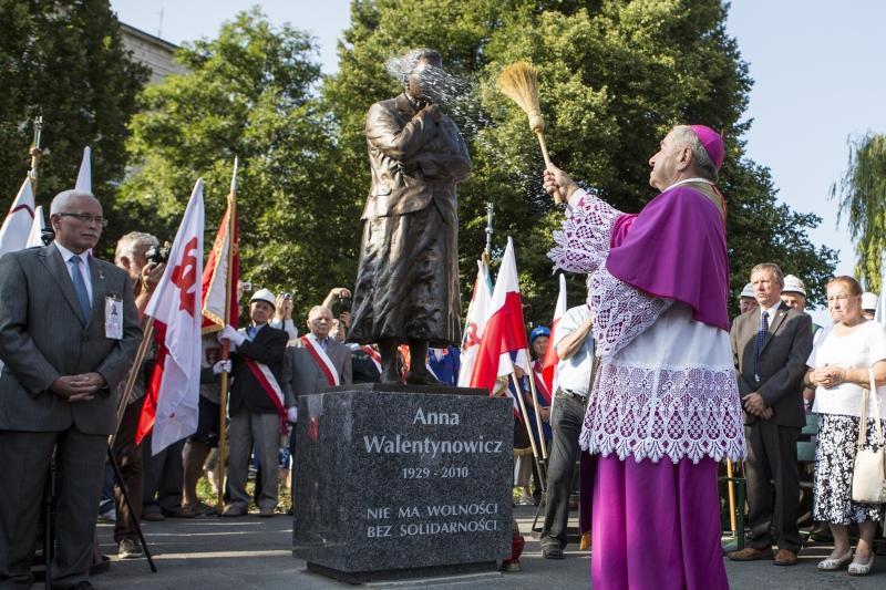 Odsłonięcie pomnika Anny Walentynowicz w sierpniu 2015 roku. Gdańsk Wrzeszcz u zbiegu Al. Grunwaldzkiej i ul. Waryńskiego