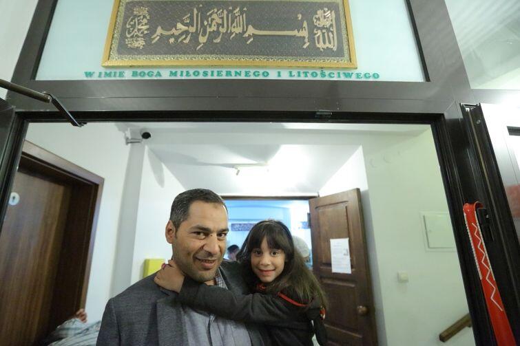 Egipcjanin Sayied z córką Miriam w Gdańskim meczecie. Sayied jest imigrantem ekonomicznym