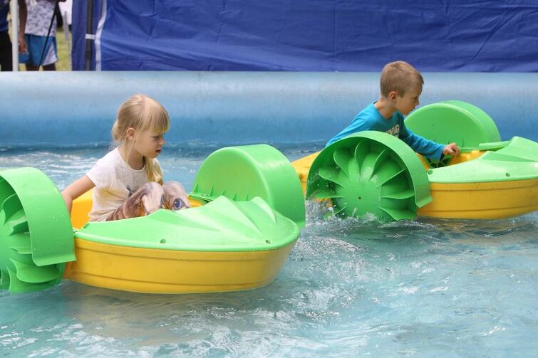Można było nawet popływać w specjalnym basenie na łódeczkach - jedna z festynowych propozycji dla małych dzieci