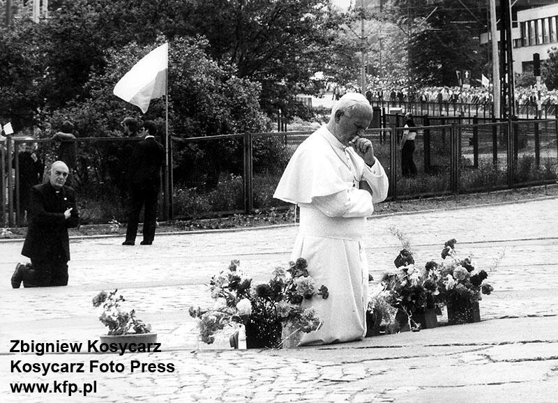 Jan Paweł II modli się przy Pomniku Poległych Stoczniowców 
