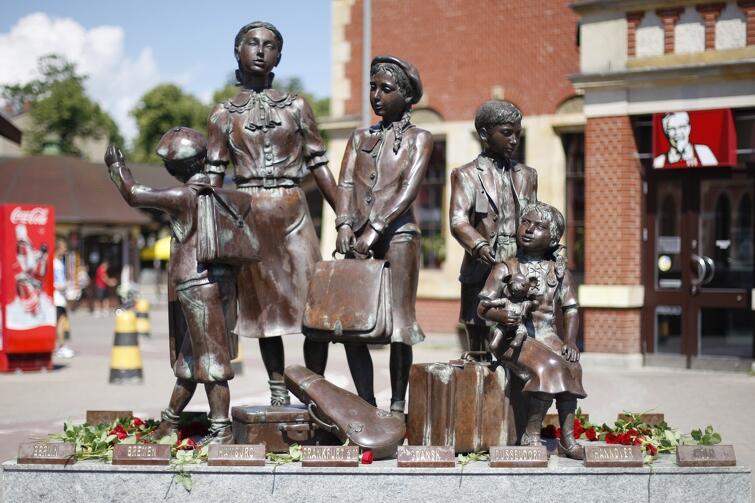 Pomnik upamiętniający przedwojenne Kindertransporty z europejskich miast, w tym również z Gdańska, powstał w 2009 r.
