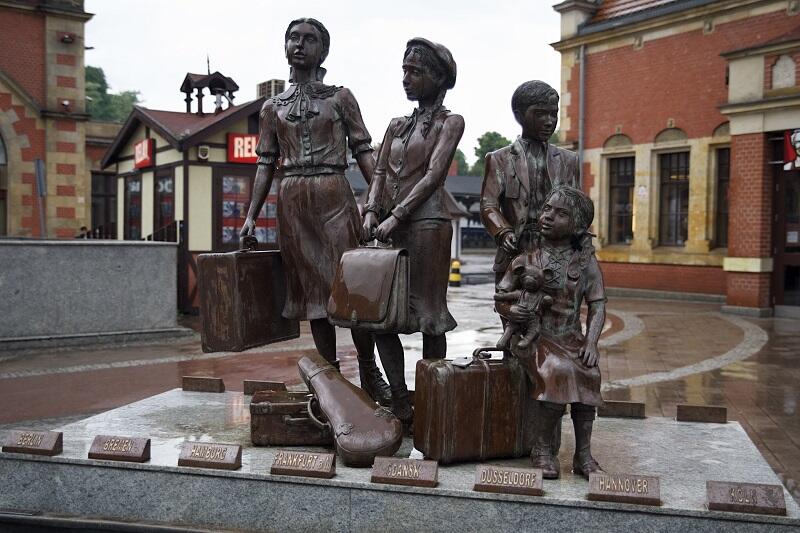 W grupie dziecięcej tworzącej Pomnik upamiętniający Kindertransporty brakuje postaci z przodu, po lewej stronie