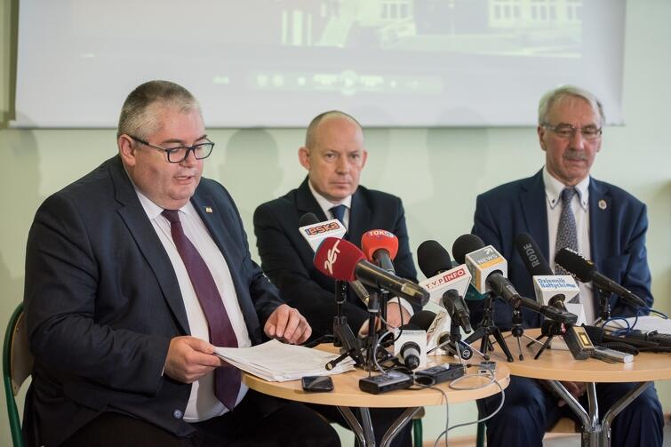 Od lewej: wiceprezydent Piotr Kowalczuk, dyrektor Marcin Hintz, mecenas Roman Nowosielski