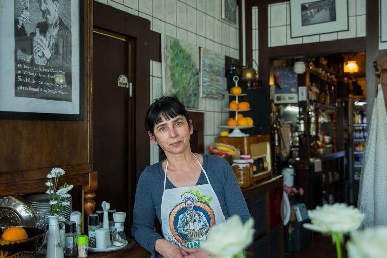 Iwona Kwiatkowska w swojej restauracyjce Perła Bałtyku. Kwiatkowska pyta, czy sklepy monopolowe muszą być główną działalnością gospodarczą w Nowym Porcie