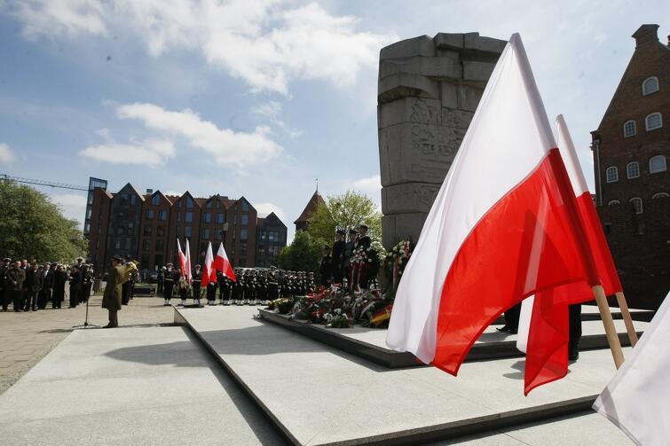 Podwale Staromiejskie wielu osobom kojarzy się głównie z pomnikiem Tym Co Za Polskość Gdańska i licznymi oficjalnymi uroczystościami w tym miejscu. Niewykluczone, że za kilka lat ulica będzie kojarzona też z przejeżdżającymi tędy tramwajami