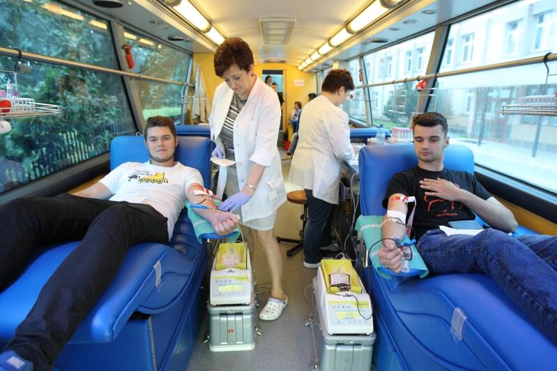 Uczniowie Zespołu Szkół Samochodowych oddają krew podczas XVII Ambulansowego Poboru Krwi 