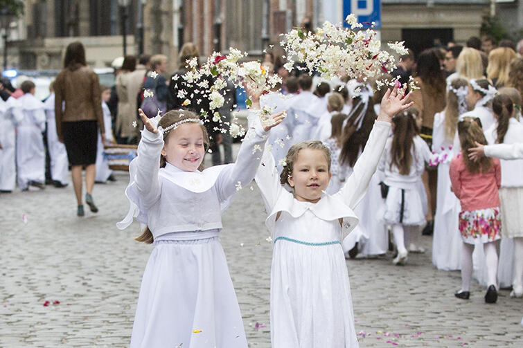 W procesjach tradycyjnie udział biorą dzieci, które po raz pierwszy przystąpiły do Komunii