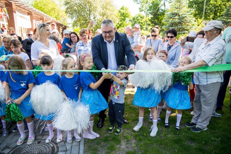 Piotr Kowalczuk zastępca prezydenta ds. polityki społecznej otworzył nowe boisko i plac zabaw