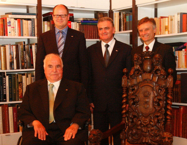 Helmut Kohl i jego goście - stoją (od lewej) prezydent Gdańska Paweł Adamowicz, przewodniczacy Rady Miasta Gdańska Bogdan Oleszek i ambasador RP w Niemczech Marek Prawda. Ludwigshafen, 19 maja 2010 r.