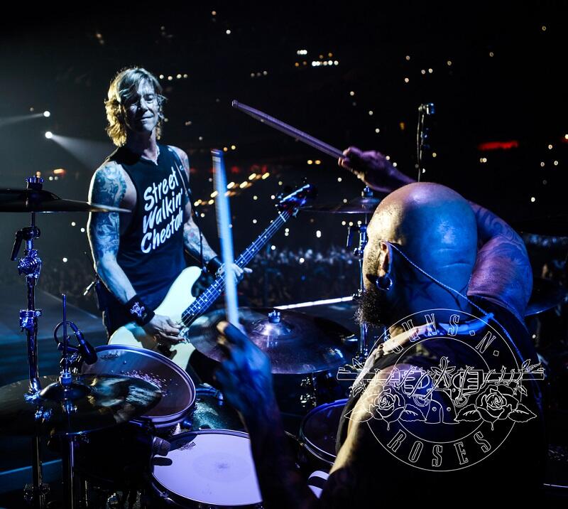 Duff McKagan gra na gitarze basowej w zespole. Jest multiinstrumentalistą. Jako muzyk koncertowy współpracował też z grupą Alice in Chains