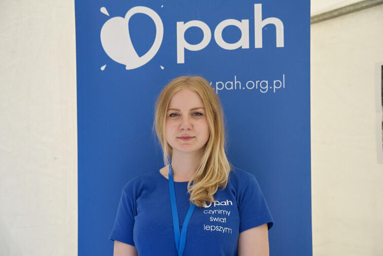 Katarzyna Prokopowicz z Polskiej Akcji Humanitarnej namawia szkoły, uczniów i nauczycielki, do wspierania szczytnych celów